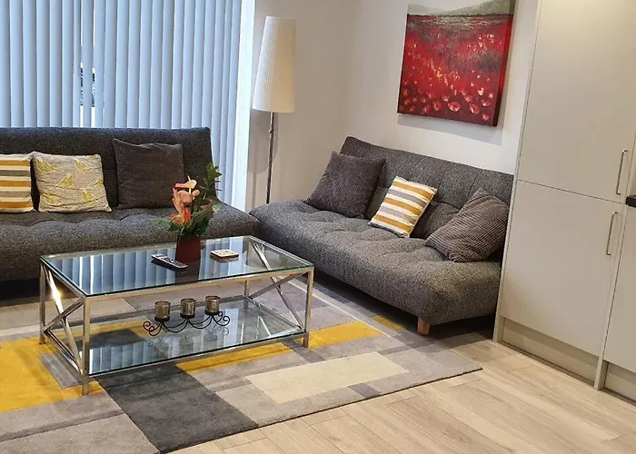 Daisy Lodge - Spacious Two Bed Flat - Parking, Netflix, Wifi - Close To Blenheim Palace & Oxford - F1
