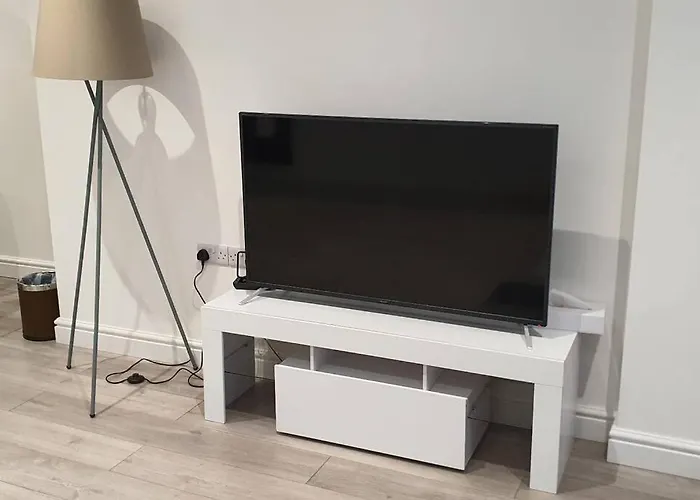 Daisy Lodge - Spacious Two Bed Flat - Parking, Netflix, Wifi - Close To Blenheim Palace & Oxford - F1