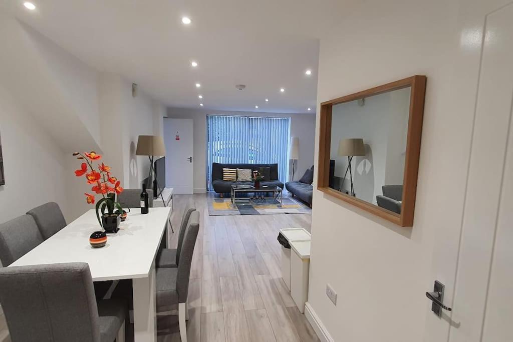 Daisy Lodge: Spacious Flat Near Blenheim Palace & Oxford Kidlington